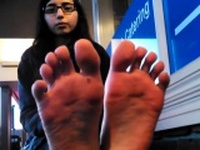 Desi Teen shows her feet in public