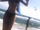 TatiZaqui Exibindo o Rabo Na Praia 1 2019 HD 